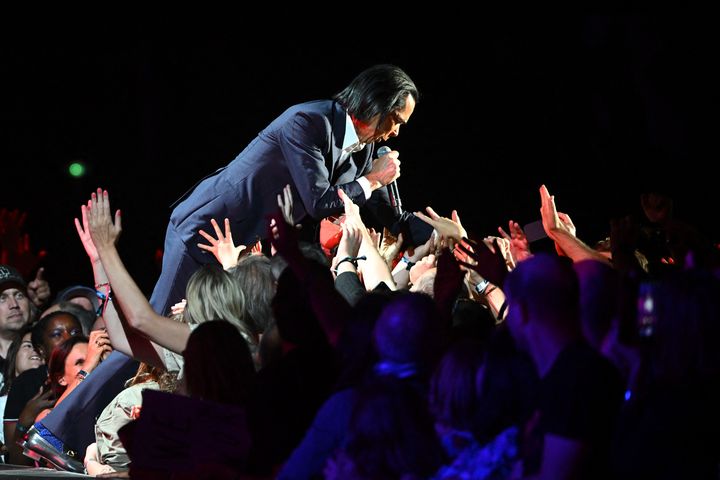 Le chanteur australien Nick Cave lors d'un concert avec son groupe, les Bad Seeds, à Rock en Seine, à Paris, le 26 août 2022.&nbsp; (ANNA KURTH / AFP)