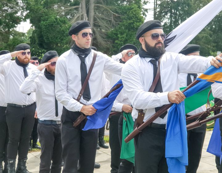 Pour la première fois depuis 1999, les groupes paramilitaires républicains irlandais de l'Ira se sont rassemblés en uniforme, dans l'ouest de Dublin, dimanche 7 juillet 2019. (ANTOINE GINIAUX / RADIO FRANCE)