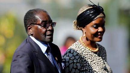 Le président du Zimbabwe, Robert Mugabe, et son épouse Grace, à Prétoria en Afrique du Sud, le 24 mai 2014.&nbsp; (SIPHIWE SIBEKO / AFP)