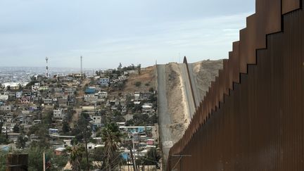 Le mur à la frontière Entre les USA et le Mexique à Tijuana (Mexique). (GUILLERMO ARIAS / AFP)