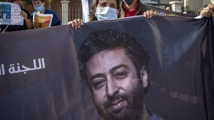 Des militants soutiennent Omar Radi, à Casablanca (Maroc), le 22 septembre 2020. (FADEL SENNA / AFP)