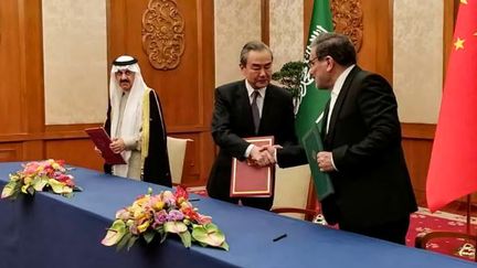 Le secrétaire du Conseil suprême de la sécurité nationale d'Iran Ali Shamkhani (à droite). Le directeur du bureau de la Commission centrale des affaires étrangères chinois Wang Yi (au centre) et le ministre d'État Musaad bin Mohammed al-Aiban (à gauche) à Pékin (Chine), le 10 mars 2023. (- / NOURNEWS AGENCY via AFP)