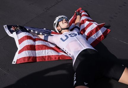 Kristen Faulkner exulte après avoir remporté l'épreuve de cyclisme en ligne aux JO de Paris, le 4 août 2024. (DAVID GRAY / AFP)