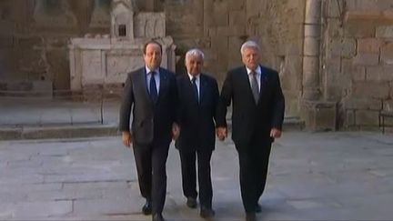 Capture d'&eacute;cran mercredi 4 septembre 2013, Oradour-sur-Glane (Haute-Vienne)&nbsp;Fran&ccedil;ois Hollande et Joachim Gauck, avec entre eux Robert H&eacute;bras, &eacute;paule contre &eacute;paule et main dans la main ( FRANCE TELEVISIONS  / FRANCETV INFO)