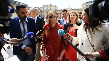 Aurore Bergé, présidente du groupe parlementaire Renaissance (ex-LREM) devant l'Assemblée nationale, à Paris, le 22 juin 2022. (CHRISTOPHE ARCHAMBAULT / AFP)