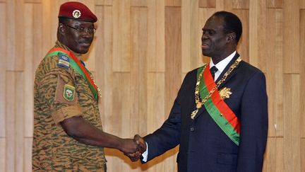 &nbsp; (Le lieutenant-colonel Isaac Zida est désormais le Premier ministre et Michel Zafando, le Président du gouvernement de transition burkinabé pour un an seulement. © MaxPPP)