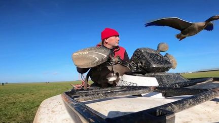 Laurent ne vole pas comme un oiseau... Mais avec ! C'est ce à quoi se prépare un pilote d'ULM avec son oie. Leur premier vol en duo doit avoir lieu au printemps prochain.&nbsp; (FRANCE 3)