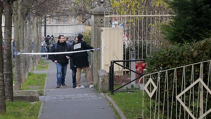 La police enquête aux alentours de l'école Jean Perrin à Aubervilliers (Seine-Saint-Denis), le 14 décembre 2015. (JACQUES DEMARTHON / AFP)