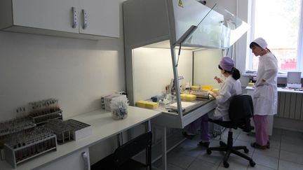 Des techniciennes de laboratoire testent des &eacute;chantillons de sang au Centre de traitement et de pr&eacute;vention du sida de Grozny, en Tch&eacute;tch&eacute;nie (Russie). (SAID TCARNAEV / RIA NOVOSTI / AFP)