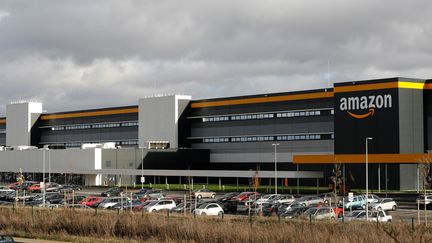 Un centre de distribution d'Amazon à Bretigny-sur-Orge, dans l'Essonne, le 28 novembre 2019. (THOMAS SAMSON / AFP)