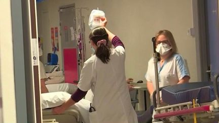 Si le variant Omicron semble moins dangereux que le variant Delta, le nombre d'hospitalisations s'élève tout de même à 20 000, mardi 4 janvier au soir. (CAPTURE D'ÉCRAN FRANCE 3)