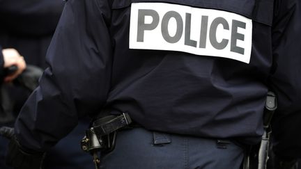 Un policier en intervention à Concarneau (Finistère), en mars 2017. (FRED TANNEAU / AFP)