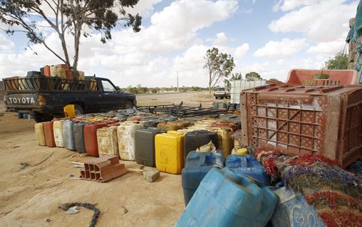 A la frontière entre la Tunisie et la Libye le 17 avril 2012. La photo montre des bidons d'essence qui passent ladite frontière clandestinement... ( REUTERS - Zoubeir Souissi)