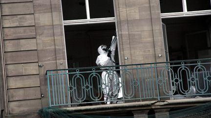 Un homme désamiante un immeuble, à Thionville (illustration). (JULIO PELAEZ / MAXPPP)