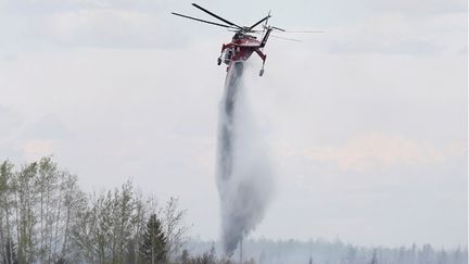 &nbsp; (Le ballet des hélicoptères depuis près d'une semaine dans la région de Fort McMurray touchée par un gigantesque incendie © Reuters / Chris Wattie)