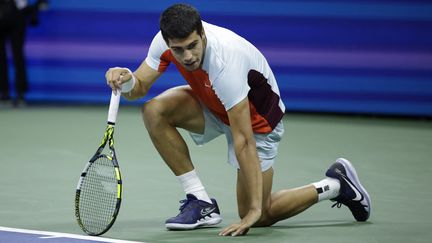 Carlos Alacaraz genou à terre lors de sa demi-finale contre Francis Tiafoe à l'US Open, le 9 septembre 2022 à New York.&nbsp; (KENA BETANCUR / AFP)