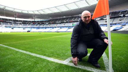 Tony Stones, le responsable pelouse du stade de France, aura moins de 24 heures pour remettre en état l'herbe du terrain, avec ses équipes. Ici, en mars 2016. (FRANCK FIFE / AFP)