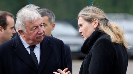 Le président du Sénat, Gérard Larcher, et la présidente de l'Assemblée nationale, Yaël Braun-Pivet, lors de l'hommage à un gendarme tué en Guyane, le 31 mars 2023 à Versailles (Yvelines). (LUDOVIC MARIN / AFP)