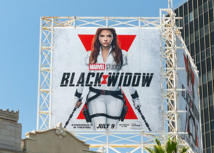 Panneau d'affichage à Hollywood du film Marveil "Black Widow" sorti en même temps au cinéma et sur Disney+. (AARONP/BAUER-GRIFFIN / GC IMAGES)