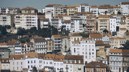 The river city of Coimbra in Portugal.  A country where accommodation is starting to be very expensive: "it's the black cloud above the heads of young people, buying is almost impossible", explains Ana Navarro Pedro.  (JOSEMANUELERRE / MOMENT OPEN / GETTY IMAGES)