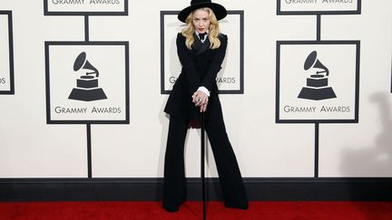 La chanteuse Madonna pose &agrave; son arriv&eacute;e &agrave; la 56&egrave;me c&eacute;r&eacute;monie des Grammy Awards &agrave; Los Angeles (Californie, Etats-Unis), le 26 janvier 2014. (DANNY MOLOSHOK / REUTERS)