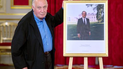 La photo du pr&eacute;sident qui sera affich&eacute;e dans les 36 000 mairies et dans les &eacute;coles de France est ici expliqu&eacute;e par son auteur, le photographe Raymond Depardon lundi 4 juin 2012 (BERTRAND LANGLOIS / AFP)