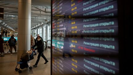 Des passagers sont vus à l'aéroport Domodedovo de Moscou, le 5 mars 2022. (Photo d'illustration) (- / AFP)