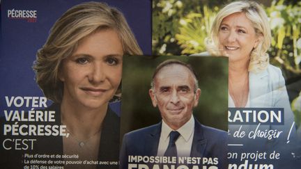 Les affiches de campagne de Valérie Pécresse, Eric Zemmour et Marine Le Pen, à Paris, le 17 janvier 2022. (MAGALI COHEN / HANS LUCAS / AFP)