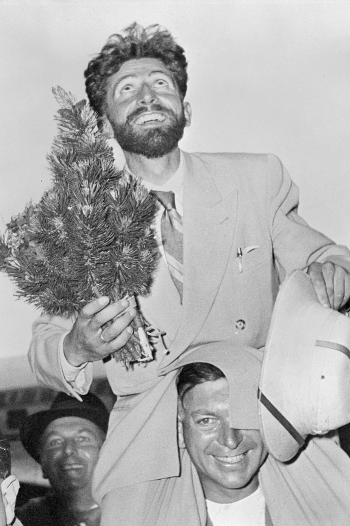 Hermann Buhl célèbre son ascension du Nanga Parbat à l'aéroport de Munich (Allemagne), le 27 juillet 1953. (BETTMANN / GETTY IMAGES)