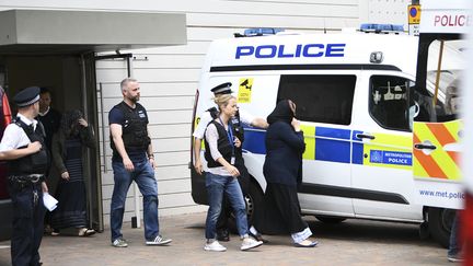 Deu femmes arrêtées par des policiers, le 4 juin 2017 à Barking, dans la banlieue de Londres (Royaume-Uni), au lendemain d'une attaque terroriste. (JUSTIN TALLIS / AFP)