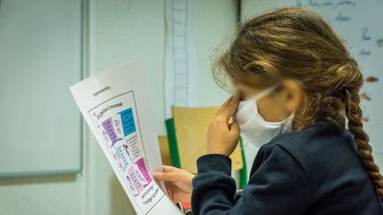 Une élève dans une école de Vesoul (Haute-Saône). (Jean-François Fernandez/RADIOFRANCE)