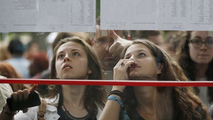 Des lycéennes consultent les résultats du baccalauréat à Caen (Calvados), le 5 juillet 2016. (CHARLY TRIBALLEAU / AFP)