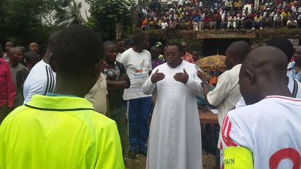 Le père Arsène s'adresse à trois groupes armés qu'il tente de réconcilier à Walikalé, au Nord-Kivu (RDC), en novembre 2015. (Caritas)