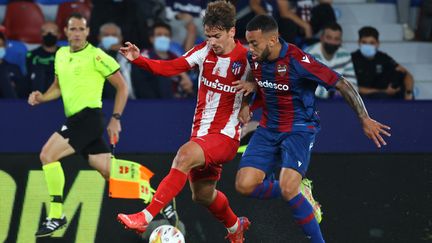 Antoine Griezmann face à Levante lors de la 11e journée de Liga, jeudi 28 octobre 2021. (JOSE JORDAN / AFP)