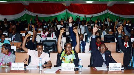 Des parlementaires burundais votent le retrait de leur pays de la Cour pénale internationale le 12 octobre 2016 à Bujumbura, la capitale.  (ONESPHORE NIBIGIRA / AFP)