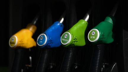 Plusieurs distributeurs de carburants se sont engagés sur des opérations à prix coûtant. (VALENTINE CHAPUIS / AFP)