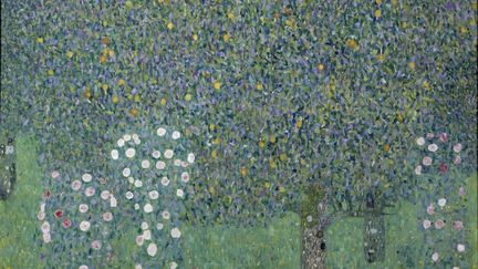 "Rosiers sous les arbres". Peinture de Gustav Klimt (1862-1918) Ec. Aut, 1905. Huile sur toile. Dim : 1,10 x 1,10m. Paris, Musee d'Orsay&nbsp; (PHOTO JOSSE)