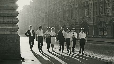 Jeunes devant le Goum, grand magasin de Moscou, 1964
 (Musée des Arts Multimédias de Moscou-MAMM)