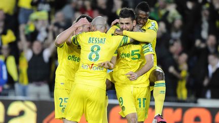 Des joueurs du FC Nantes f&ecirc;tent leur victoire face &agrave; Sedan et leur promulgation en Ligue 1, le 17 mai 2013, au stade la Beaujoire, &agrave; Nantes (Loire-Atlantique). (JEAN-SEBASTIEN EVRARD / AFP)