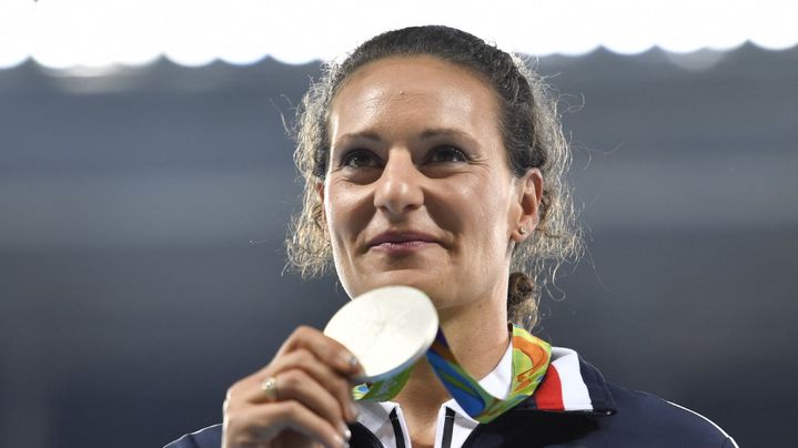 La lanceuse de disque Mélina Robert-Michon, médaillée d'argent, lors des Jeux olympiques de Rio, le 16 août 2016. (FABRICE COFFRINI / AFP)