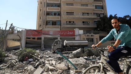 Un homme dans un quartier de Gaza en partie détruit par les frappes israéliennes, le 13 octobre 2023 (RIZEK ABDELJAWAD / XINHUA)