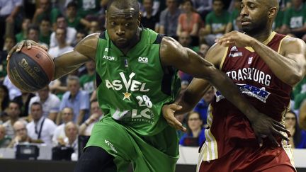 L'ailier de l'ASVEL, Charles Kahudi, ici à la lutte avec l'arrière américain de la SIG, Louis Campbell. (JEAN-PHILIPPE KSIAZEK / AFP)