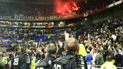 Des policiers regardent les pétards allumés dans les tribunes du Parc OL, à Lyon, le 13 avril 2017. (RICHARD MOUILLAUD / MAXPPP)