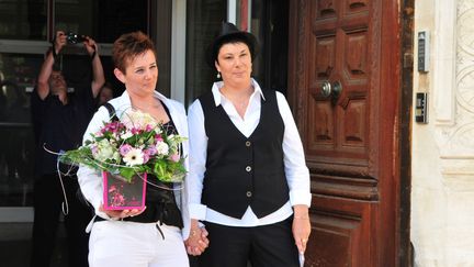 Amandine Gilles et Ang&eacute;lique Leroux &agrave; la sortie de la mairie de Boll&egrave;ne (Vaucluse) le jour de leur mariage, le 10 septembre 2013. ( MAXPPP)