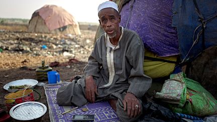 De son côté, un vieil homme s'alarme lui aussi à l'idée que le coronavirus fasse son apparition dans le camp de Bamako où il vit avec 23 membres de sa famille depuis qu'ils ont fui, il y a un an, les conflits du Bankass au centre du pays. Ses inquiétudes sont grandes, car "si on a le coronavirus au camp, ça va être une catastrophe. Regardez, on dort tous là", dit-il en montrant l'entrée de sa tente. A l'intérieur, un seul matelas et quelques casseroles. "Imaginez si une personne dans la famille l'attrape"... &nbsp; &nbsp;&nbsp; (MICHELE CATTANI / AFP)