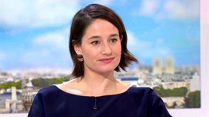 Marie Gillain sur le plateau du JT de France 2
 (Capture d&#039;image France3/Culturebox)