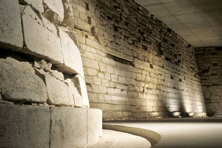 Restes de l'enceinte de Philippe Auguste (construite entre 1356 et 1383), découverts lors des fouilles du Grand Louvre dans les années 1980. (AFP - JACQUES LOIC / PHOTONONSTOP)