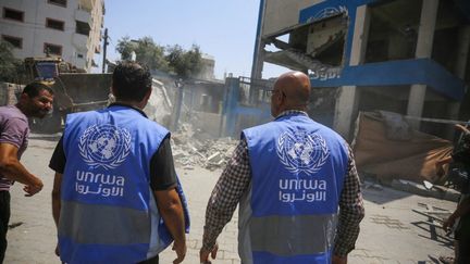 Deux employés de l'Unrwa dans le camp de réfugiés de Nuseirat à Deir el-Balah, dans la bande de Gaza, le 15 juillet 2024. (ASHRAF AMRA / ANADOLU)