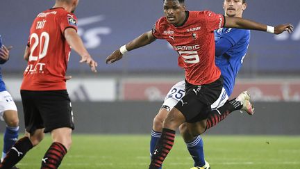 Ajorque (Strasbourg ) et Nyamsi (Rennes) au duel (FREDERICK FLORIN / AFP)