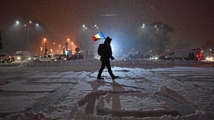 La population roumaine manifeste devant le siège du gouvernement à Bucarest, le 8 février 2017. (DANIEL MIHAILESCU / AFP)